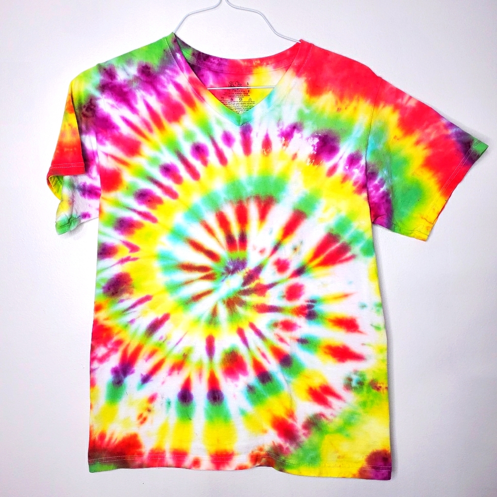 8) FRUIT of the LOOM Tie-dye V neck Sz. S